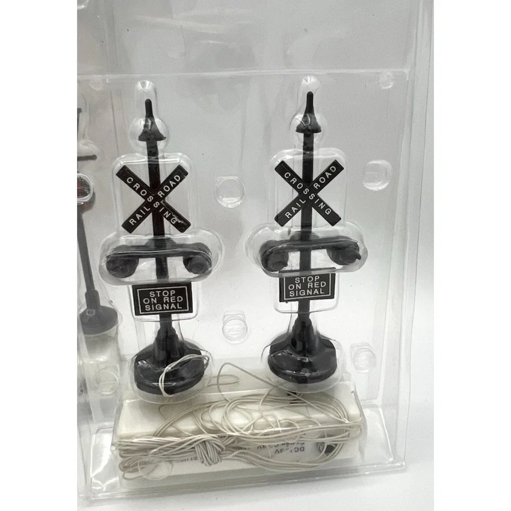 Lemax 12 Gas Holiday Lanterns & 2 Railroad Crossing Signs  Battery/AC New